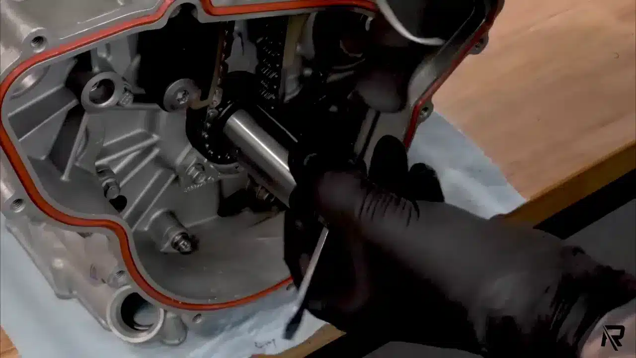 REV6 Cam chain tensioner in action